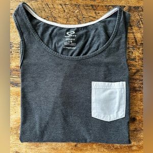 Men’s L Oakley regular fit tank top in dark gray with white pocket.